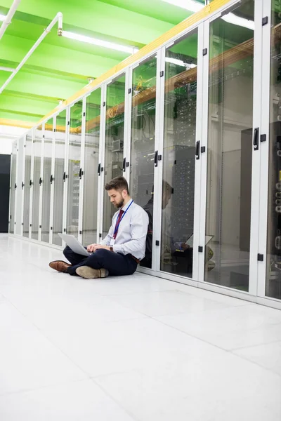 Technician using laptop — Stock Photo, Image