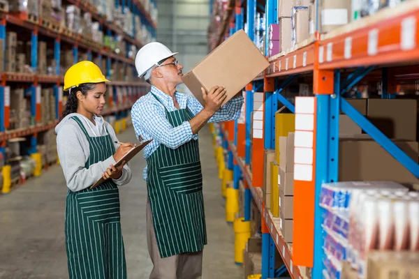 Trabalhadores do armazém a verificar o inventário — Fotografia de Stock