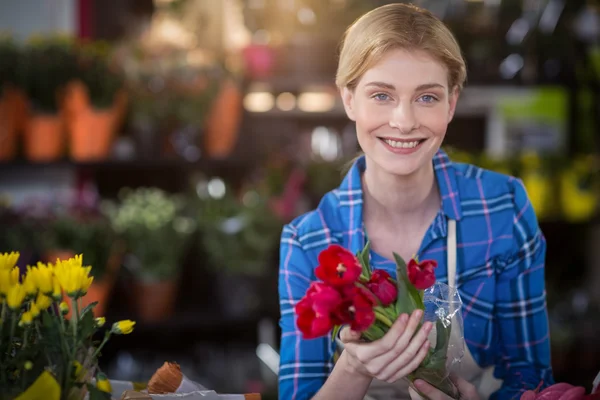 Bloemist met bloemboeket — Stockfoto