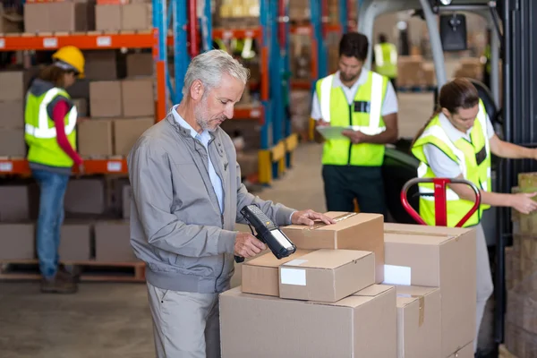 Warehouse manager scanning boxes — Stock Photo, Image