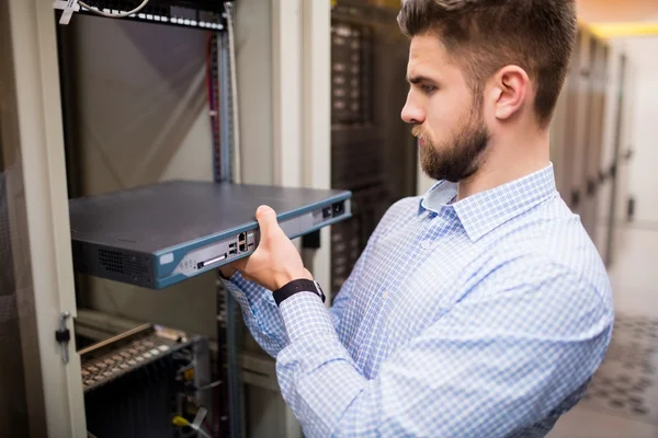 Technician removing server from rack — Stock fotografie