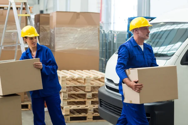 Trabalhadores de entrega descarregando caixas de papelão — Fotografia de Stock