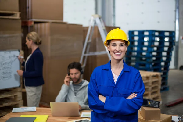 Magazijnmedewerker permanent met gekruiste armen — Stockfoto