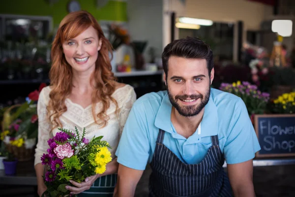 Casal de pé e sorrindo — Fotografia de Stock