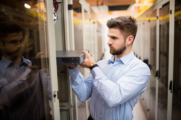 Technician removing server from rack — Stockfoto