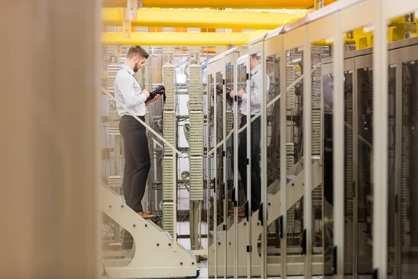 Technik pomocí digitálních kabelových analyzátoru — Stock fotografie