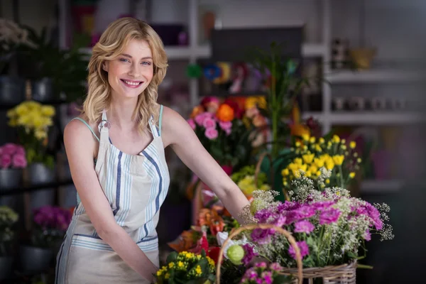 Флорист стоїть у квітковому магазині — стокове фото