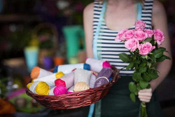 Florista segurando monte de flor — Fotografia de Stock