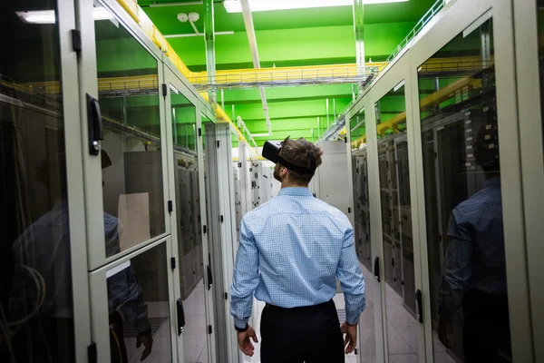 Technician using virtual reality headset — Stock Photo, Image