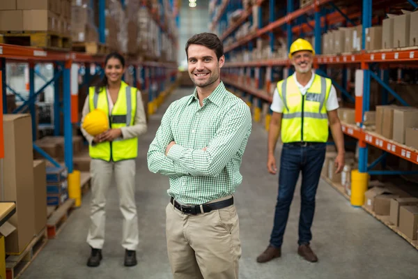 Warehouse team står med armarna korsade — Stockfoto