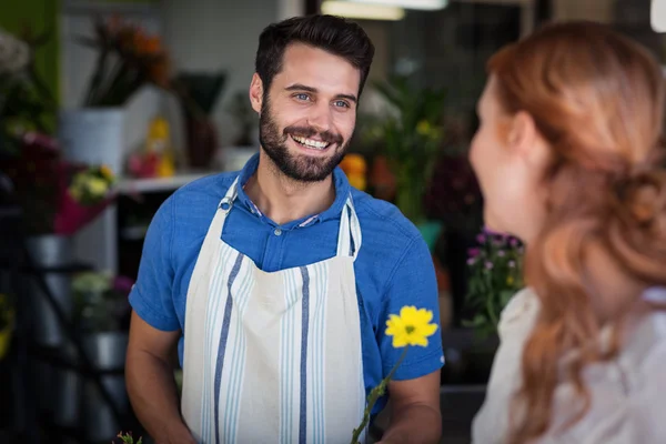 Couple standing in flower shop — Stock Photo, Image