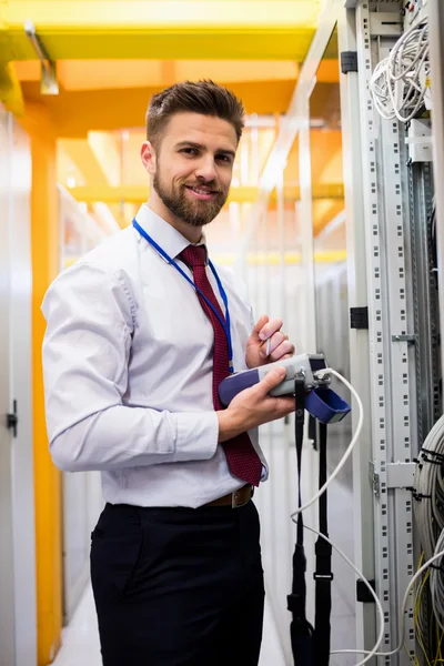 Technicus met behulp van digitale kabel analyzer — Stockfoto