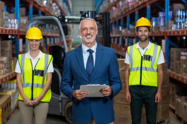 Gerente de almacén y compañeros de trabajo — Foto de Stock