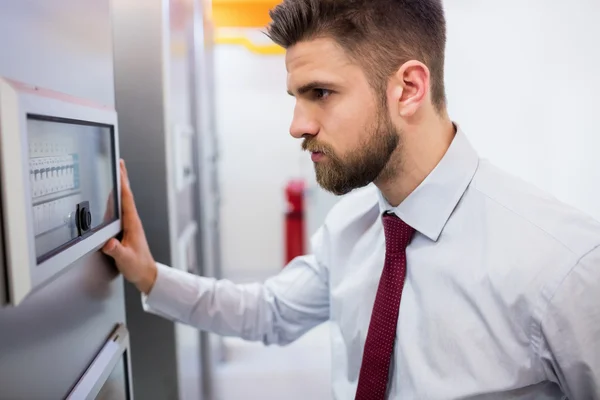 Technician looking at server cabinet — Stock Photo, Image