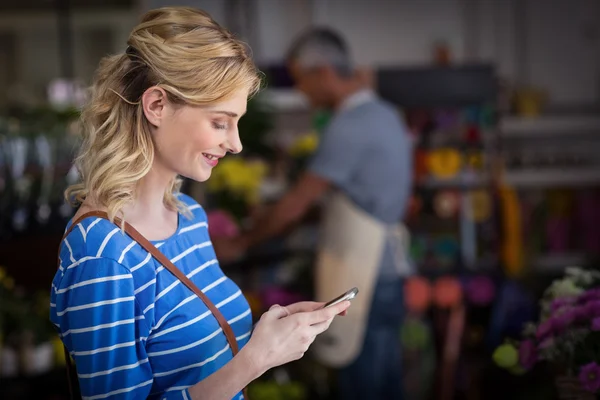 Vrouw met mobiele telefoon — Stockfoto