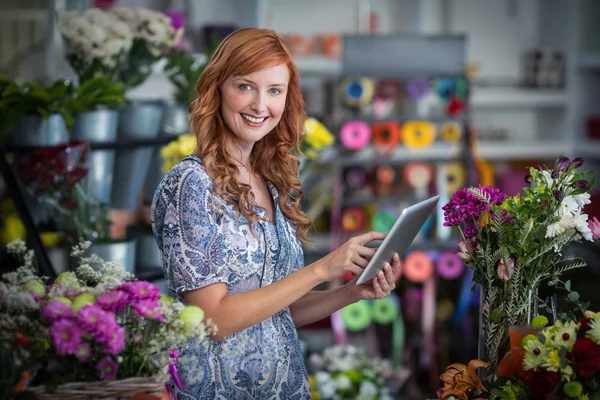 Florist mit digitalem Tablet — Stockfoto