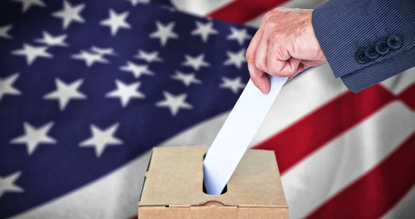 Oy oy kutusuna koyarak işkadını — Stok fotoğraf