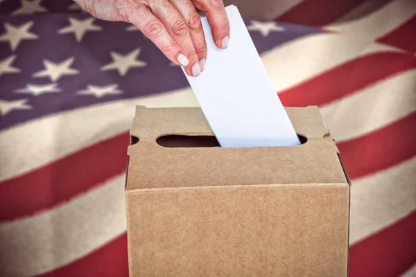 Geschäftsfrau wirft Stimmzettel in Wahlurne — Stockfoto
