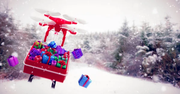 Летающий дрон тянет рождественские сани — стоковое фото