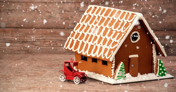 Snow falling against gingerbread house — Stock Photo, Image