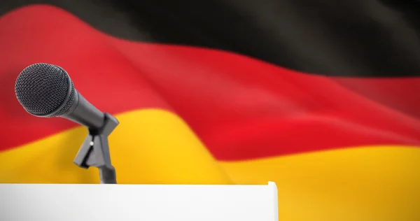 反对德国国旗的麦克风 — 图库照片