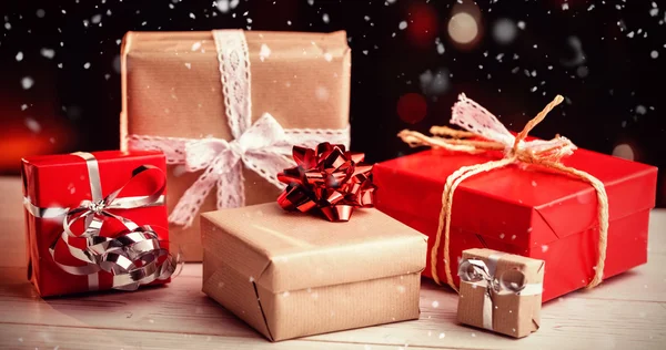 Weihnachtsgeschenke mit Bändern — Stockfoto