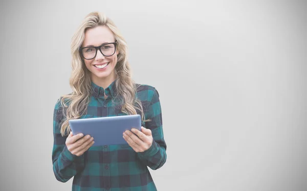 Hübsche Blondine mit Tablet — Stockfoto