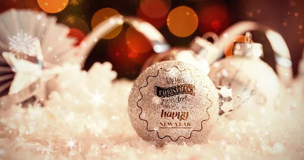 Vrolijk kerstfeest tegen van Witte kerstballen — Stockfoto