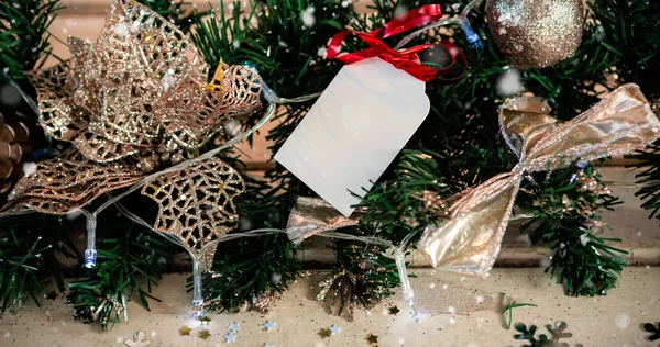 Decorações com luz na árvore de natal — Fotografia de Stock