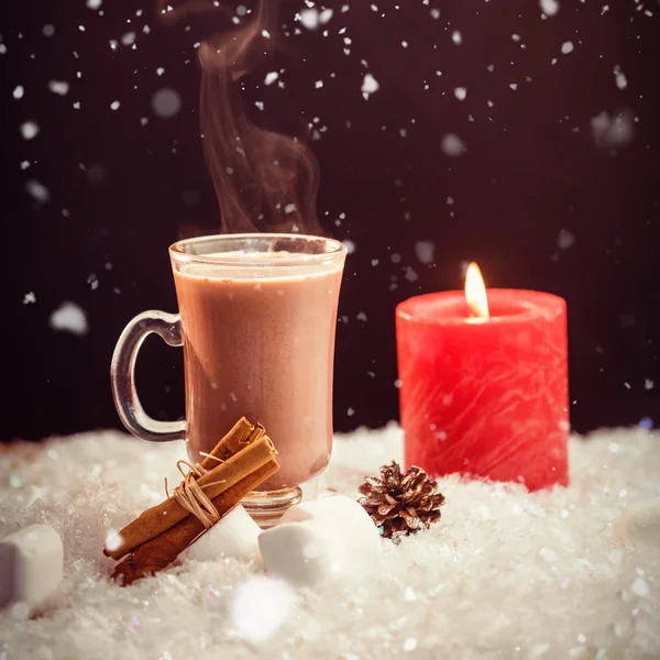 巧克力和蜡烛上假的雪 — 图库照片