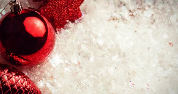Рождественские украшения на искусственном снегу — стоковое фото