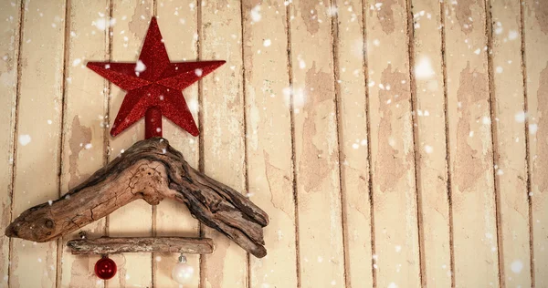 Різдвяна ялинка з дерева і прикраси — стокове фото