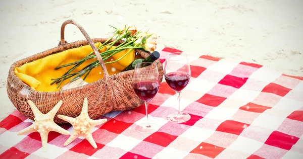 Kosz piknikowy z kieliszków wina — Zdjęcie stockowe