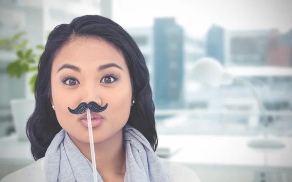 Asiatisk kvinna med falska mustasch — Stockfoto