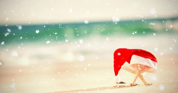 Santa hat kept on sand — Stock Photo, Image