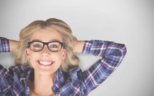 Prachtige lachende blonde hipster liegen — Stockfoto