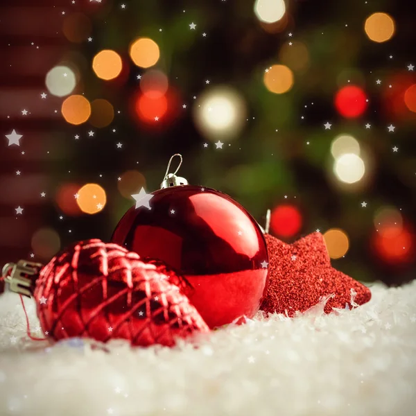 Röda julgranskulor och dekorationer — Stockfoto
