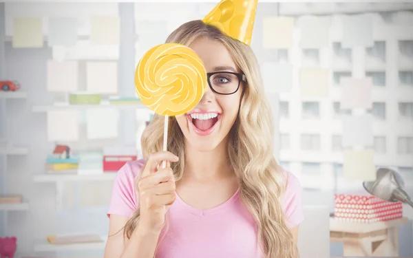 Hipster verbergen zich achter een lolly — Stockfoto