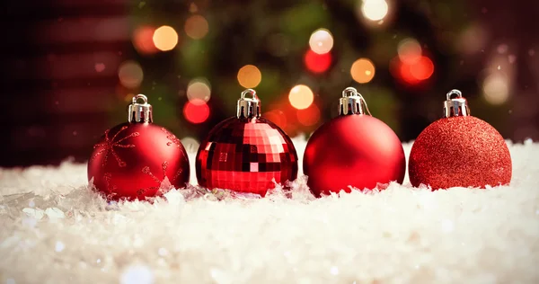 Boules de Noël sur neige — Photo