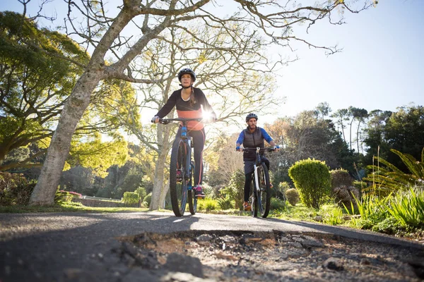 Ciclista pareja ciclismo en el campo carretera —  Fotos de Stock