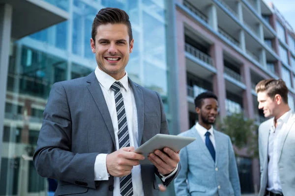 Hombre de negocios sonriente usando tableta digital — Foto de Stock