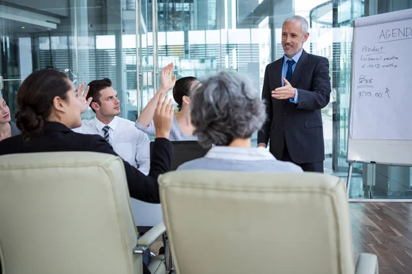 Empresario interactuando con compañeros de trabajo — Foto de Stock