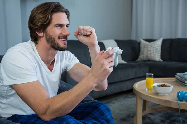 Man spelen van videogames in woonkamer — Stockfoto