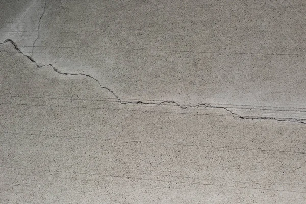 Närbild av betongvägg med spricka — Stockfoto