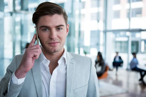 Obchodník mluví na mobilním telefonu — Stock fotografie