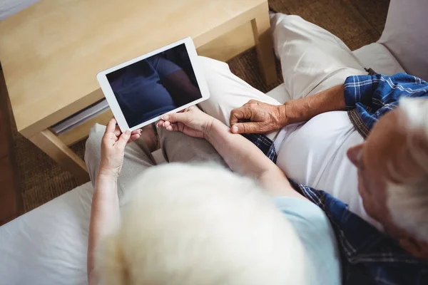 Coppia anziana utilizzando tablet digitale — Foto Stock