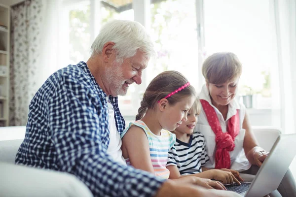 Laptop met hun grootouders kleinkinderen — Stockfoto