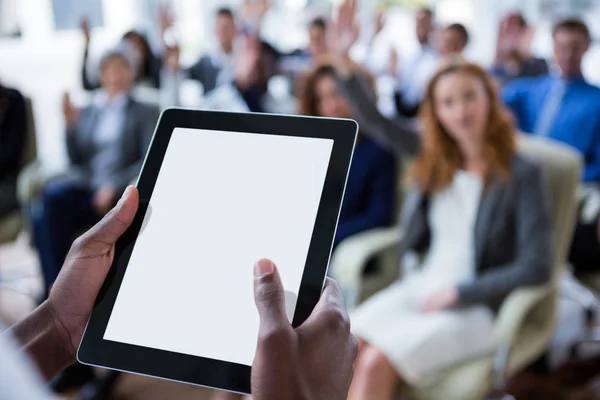 Empresario que usa tableta digital durante la reunión — Foto de Stock