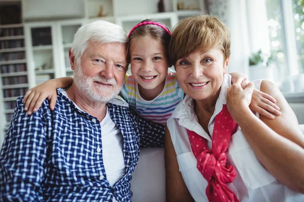 Mor-och farföräldrar med sin grand dotter hemma — Stockfoto
