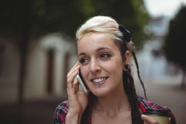 Woman talking on mobile phone — Stock Photo, Image